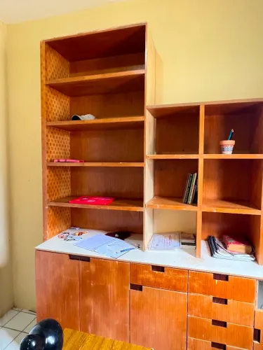 Estante com mesa