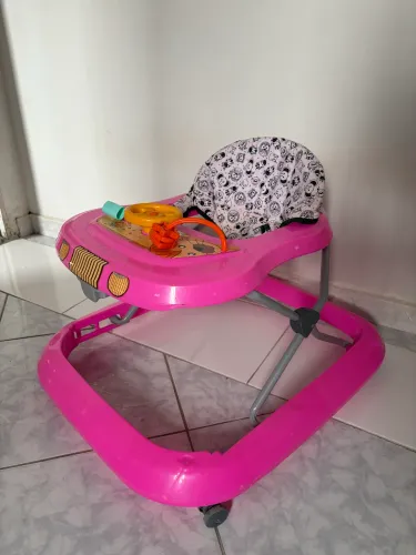 Andador de bebê rosa