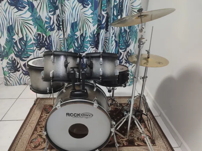 Bateria RMV Rock completa com pratos 