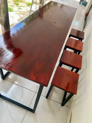 Mesa de 2 metros com 8 bancos individuais 