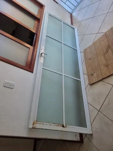 Portão de ferro com vidro