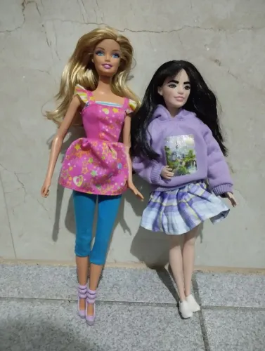 Barbie asiática e Barbie loira