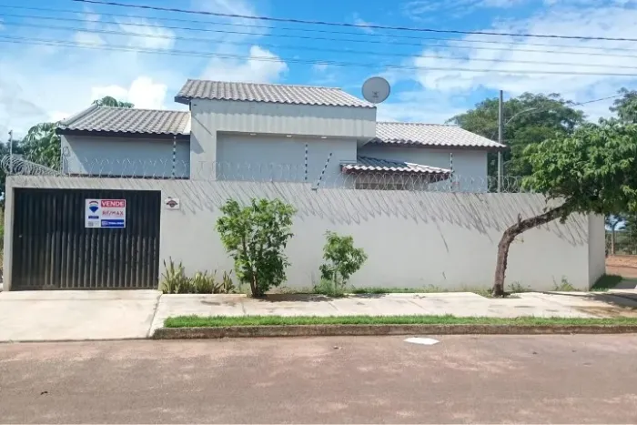 Casa 2 quartos, suíte com planejados e 2 vagas | Santa Luzia II | Confresa