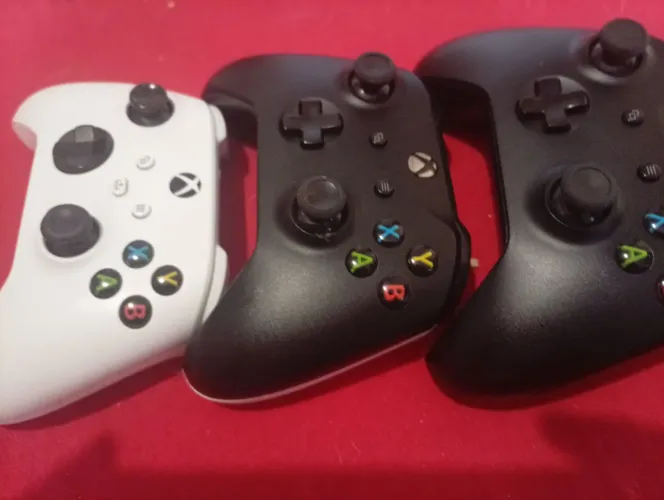 3 xbox one pra tirar peças ,somente um está pegando
