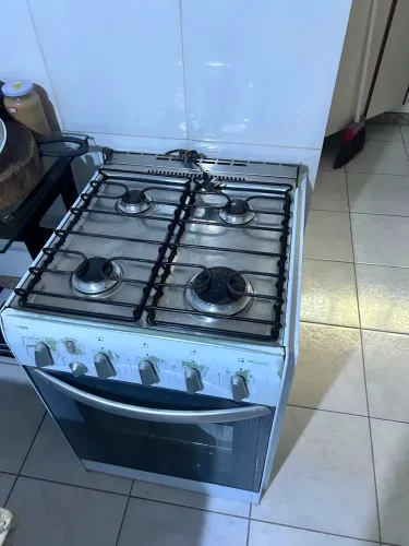 Fogão de quatro bocas automático