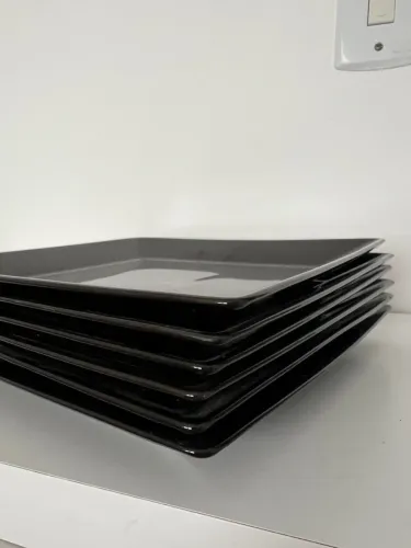 Conjunto de pratos quadrados com 6