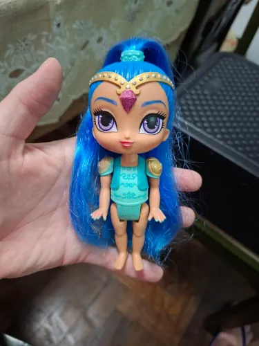 Shine, a gênia de cabelos azuis do desenho animado Shimmer e Shine.