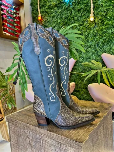 Bota Feminina nova em couro legítimo