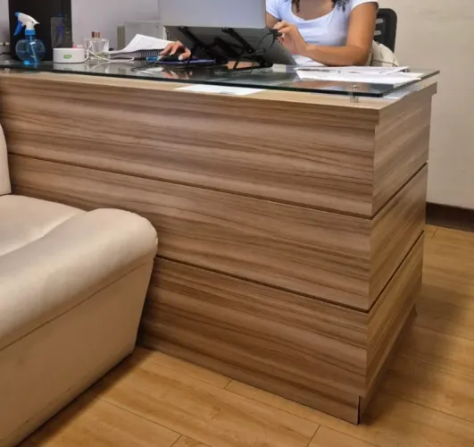 Mesa de recepção de consultório 