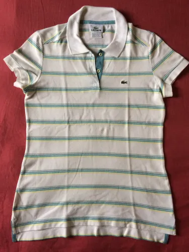 Camisa polo Lacoste feminina.