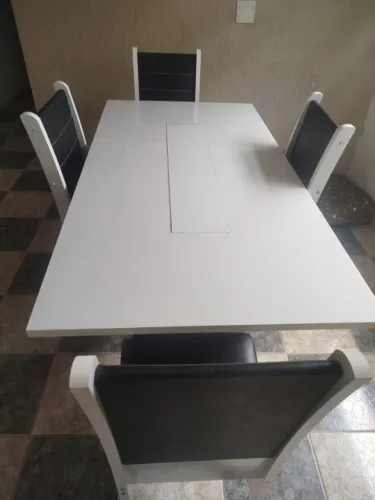 Mesa com quatro cadeiras