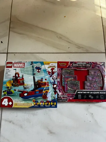 kit com um Pokémon de batalha e um LEGO da Marvel Homem-Aranha