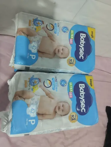Vendo 6 Pacote de Fralda Babysec P com 42 unidades tou vendendo pq fico pequeno na minha f