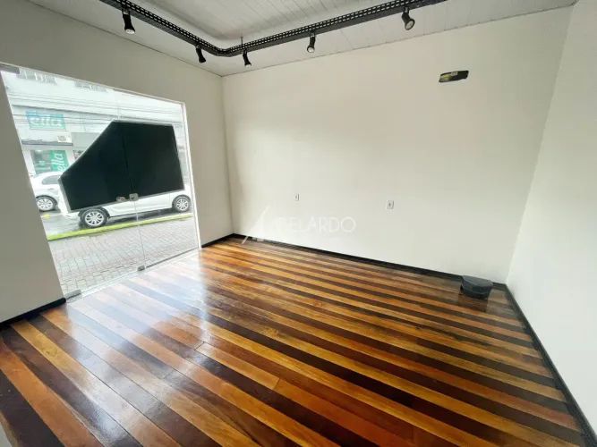 Sala térrea em corredor de comércios, localizada no Centro, excelente localização! Venha c