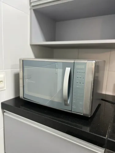 Micro-ondas Electrolux ME41X 31L Inox - Pouquíssimo Uso, Estado de Novo