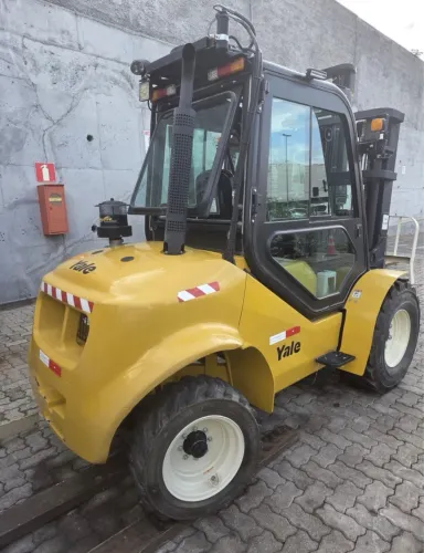 Empilhadeira Yale KDP35UX ano 2023 com 700 horas, torre triplex e motor à Diesel, em MG