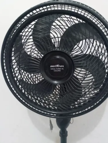 Vendo ventilador de pé,Marca Britânia,220w ,funciona perfeitamente,interessados falar no