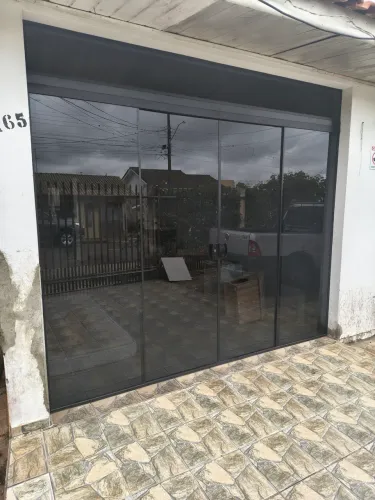 Portal de correr com duas folhas fumê perfil preto