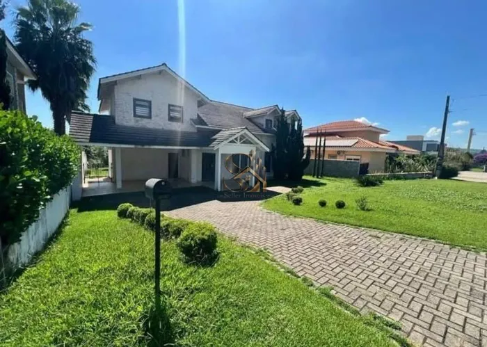 Casa de alto padrão com 5 suítes, escritório e área gourmet no Fazenda Imperial