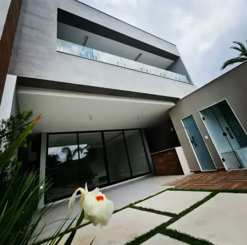 Ótima casa triplex no condomínio Interlagos de Itaúna com 380 m², 5 amplas suítes e ótimo