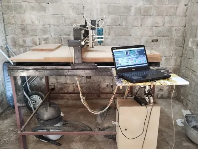Máquina CNC Router Estrutura Mecânica Pirografia Corte e Gravação Madeira Mesa + Notebook
