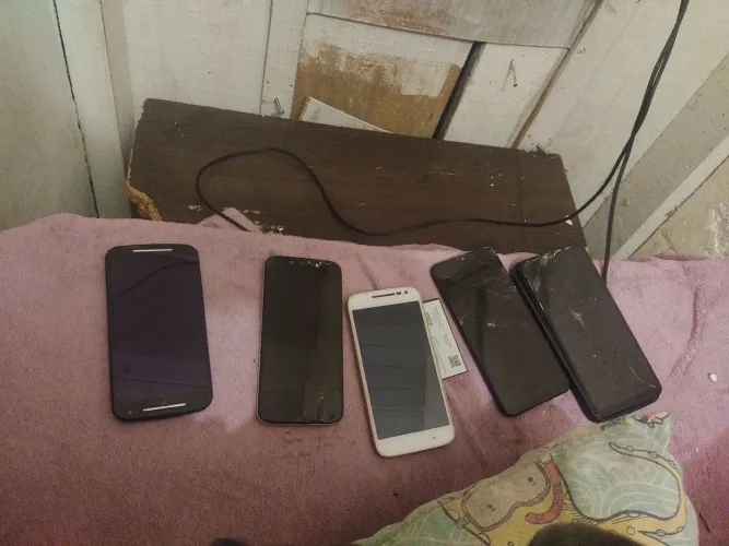 5 celulares (tela quebrada) + 1 bateria por 150R$