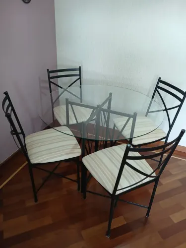 Mesa de jantar redonda 4 cadeiras  e base de ferro  trançado  tubular  com tampo de vidro