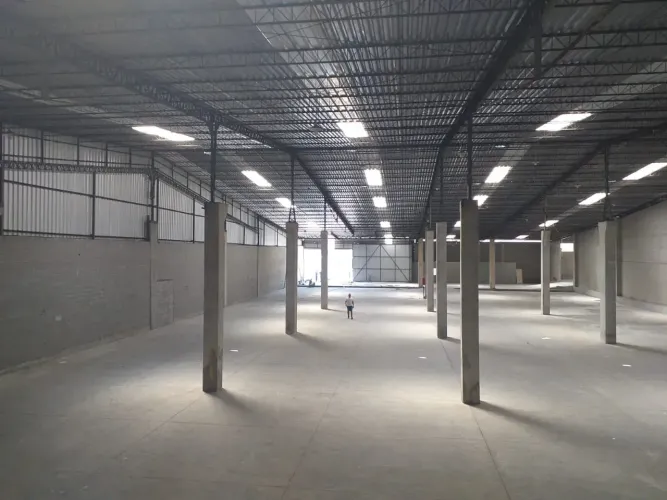 Aluga-se - Galpão/Depósito/Armazém em Guadalupe com 3000 m²