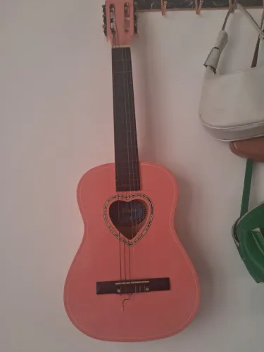 Violão infantil rosa, já vai com a capa de proteção 