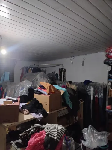 Roupas e calçados para brechó todo tipo de variedades.