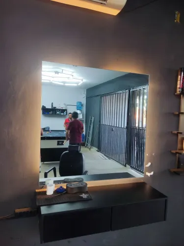 Bancada com espelho e led para salão ou barbearia 