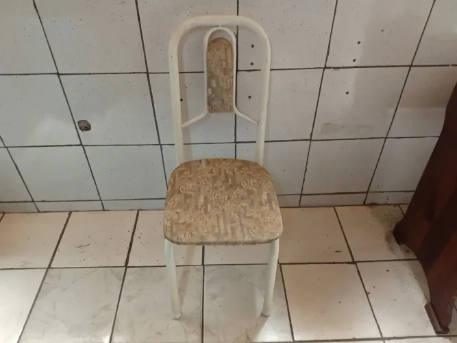 Cadeira Única Branca com Estofado