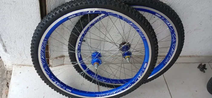Par de rodas Vmaxx DH completa com pneus e câmaras