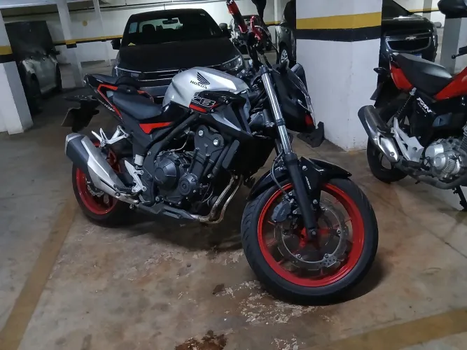 Moto muito nova, nada pra fazer nela ,só andar ,IPVA tudo ok só transferir.