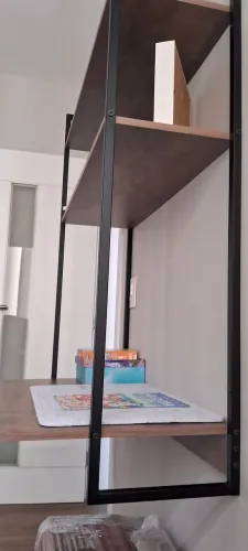 Vendo Escrivaninha suspensa fixada na parede, base e 2 prateleiras, montada.