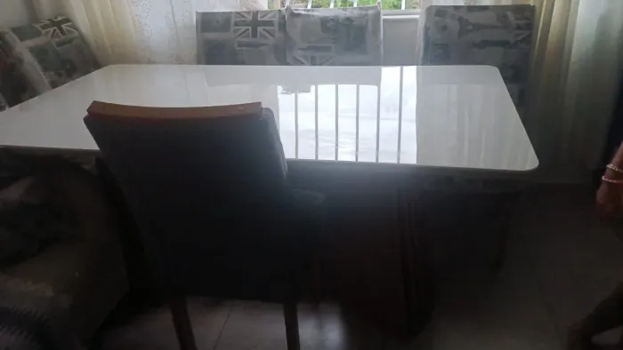 Vendo mesa 6 cadeiras nova aceita o cartão aceita um trocas vem que tem