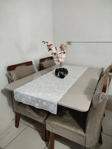 VENDO MESA DE JANTAR COM 4 CADEIRAS