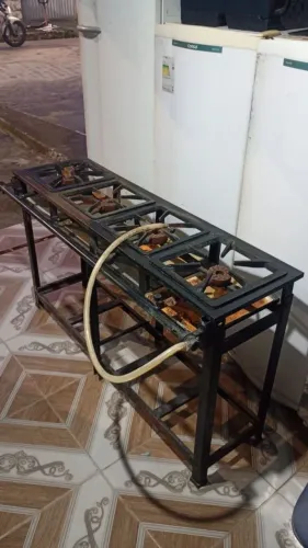 Fogão industrial de 4 bocas tudo bom valo $950 só ligar *71 ou zap