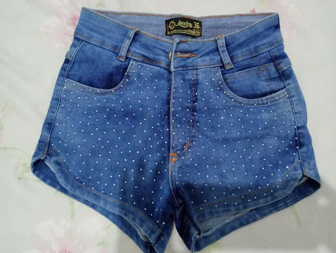 Short Jeans com strass 