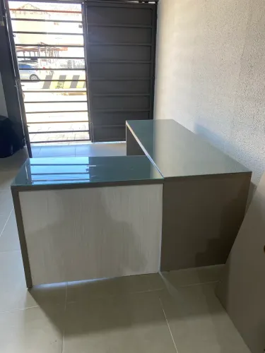 Balcão para loja/recepção em MDF com tampo de vidro, moderno e conservado