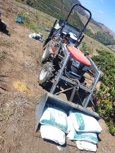 Trator 2024 semi-novo