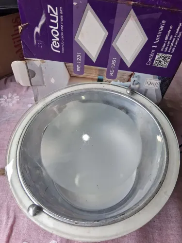 Duas luminárias de embutir de teto. Uma vem com dois bocais outra somente um.