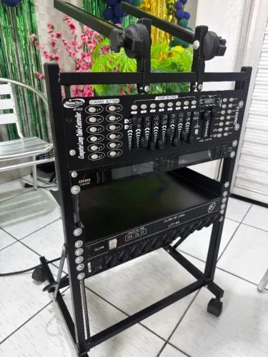 Rack com Microfone Arcano double black + Mesa DMX512 + 2 filtos de linha 20e + Suporte mes