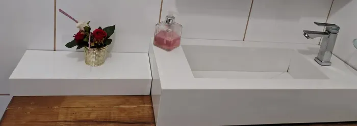 Pia de banheiro esculpida em porcelanato