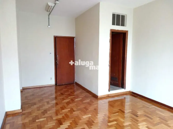 Alugue-Se: Sala de 30m² com banheiro e taco sinteco novo no Centro