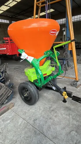 Adubadeira Agrícola Trator CREMASCO