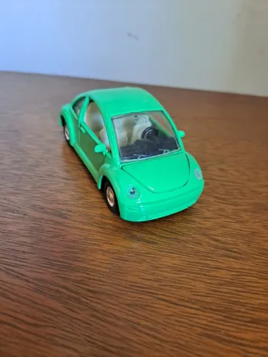 Fusca new beetle cor verde com porta motor e porta mala que abre