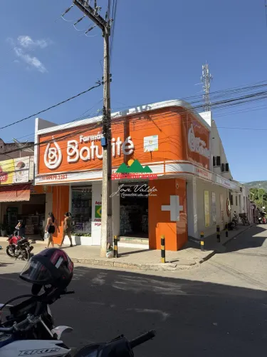 Quatro pontos comerciais no centro de Baturité.