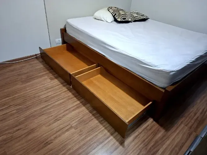Cama Queen madeira maciça e gavetas