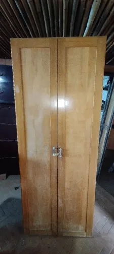 Par de móveis em madeira maciça ideal para cozinha!